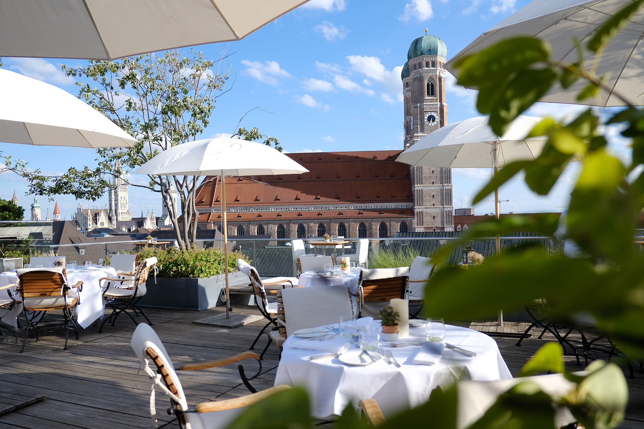 Die besten Rooftop Bars in München | Mr. München | Foto: Blue Spa Bar & Lounge / Bayerischer Hof